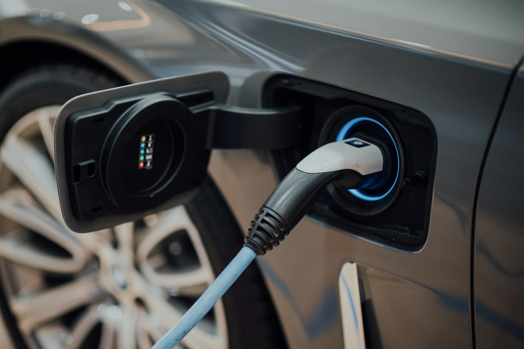 Ladekabel an einem Elektrofahrzeug